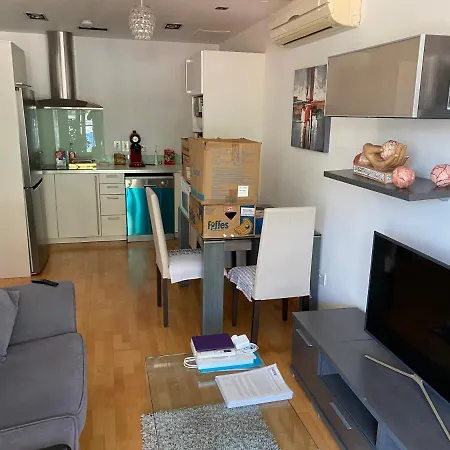 2 Bedroom 1 Bathroom With Communal Pools In Ocean Village