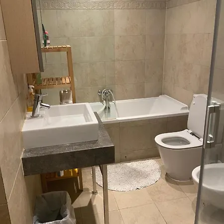 2 Bedroom 1 Bathroom With Communal Pools In Ocean Village Apartment *
