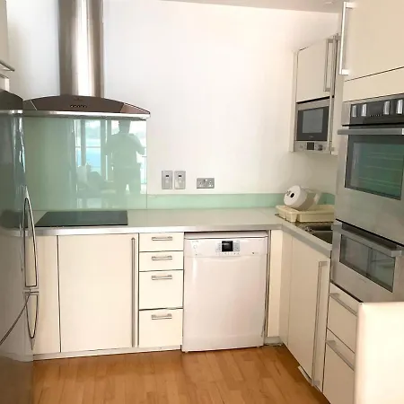 Apartment 2 Bedroom 1 Bathroom With Communal Pools In Ocean Village *